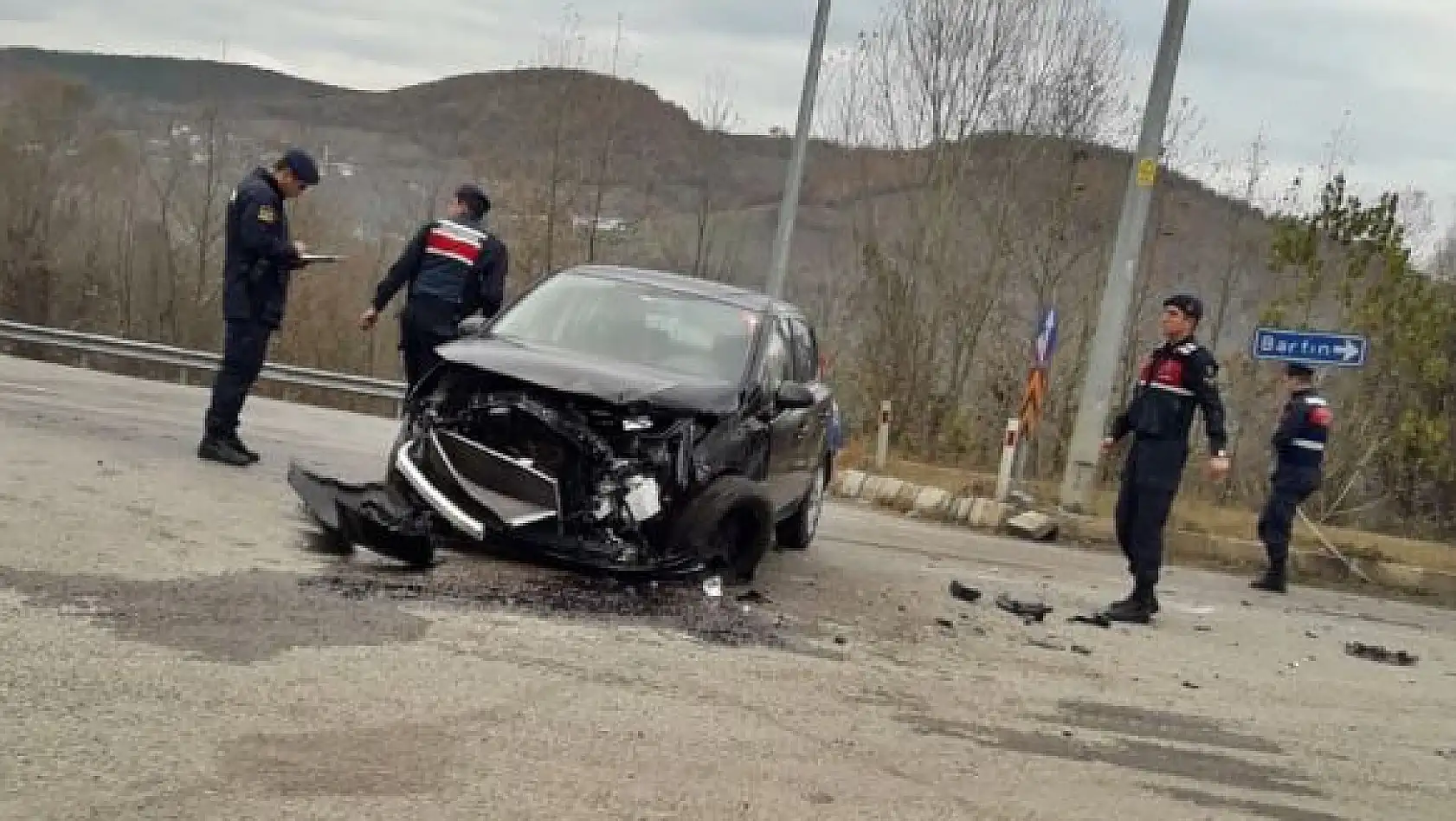 Kamyon ile otomobil çarpıştı