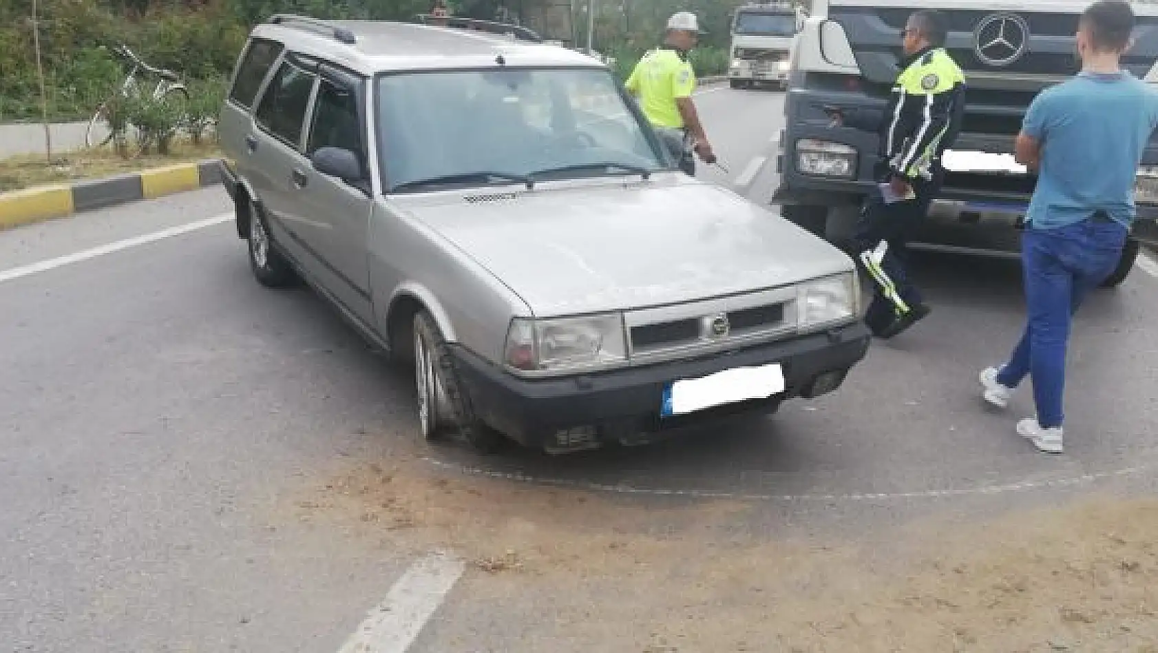 Kamyon ile otomobil çarpıştı