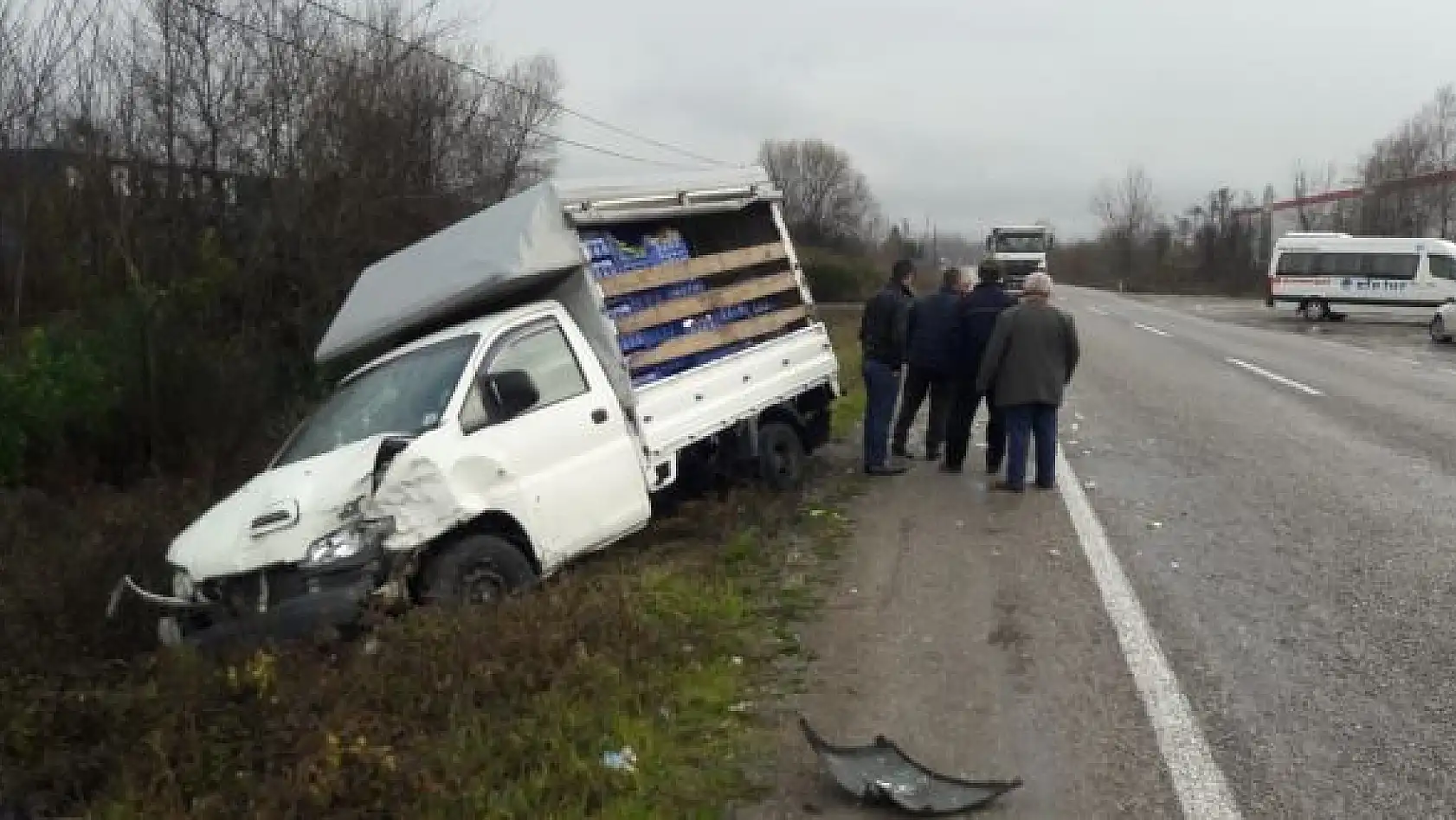 Kamyonet ile otomobil çarpıştı