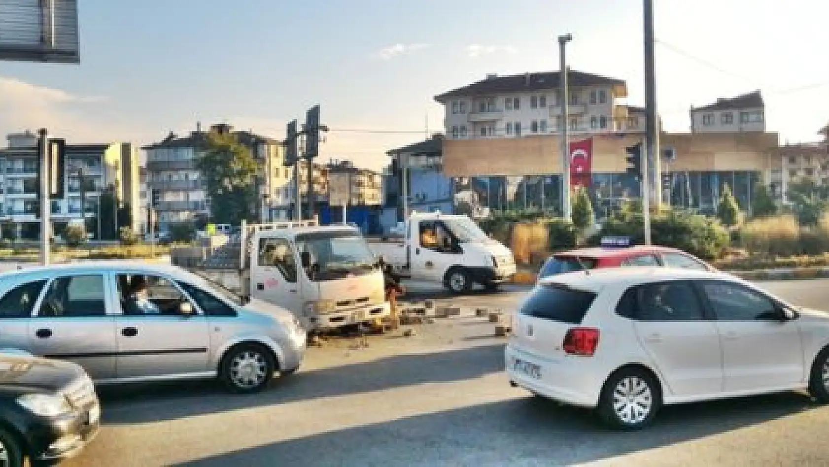 Kamyonetten dökülen tuğlalar yola saçıldı