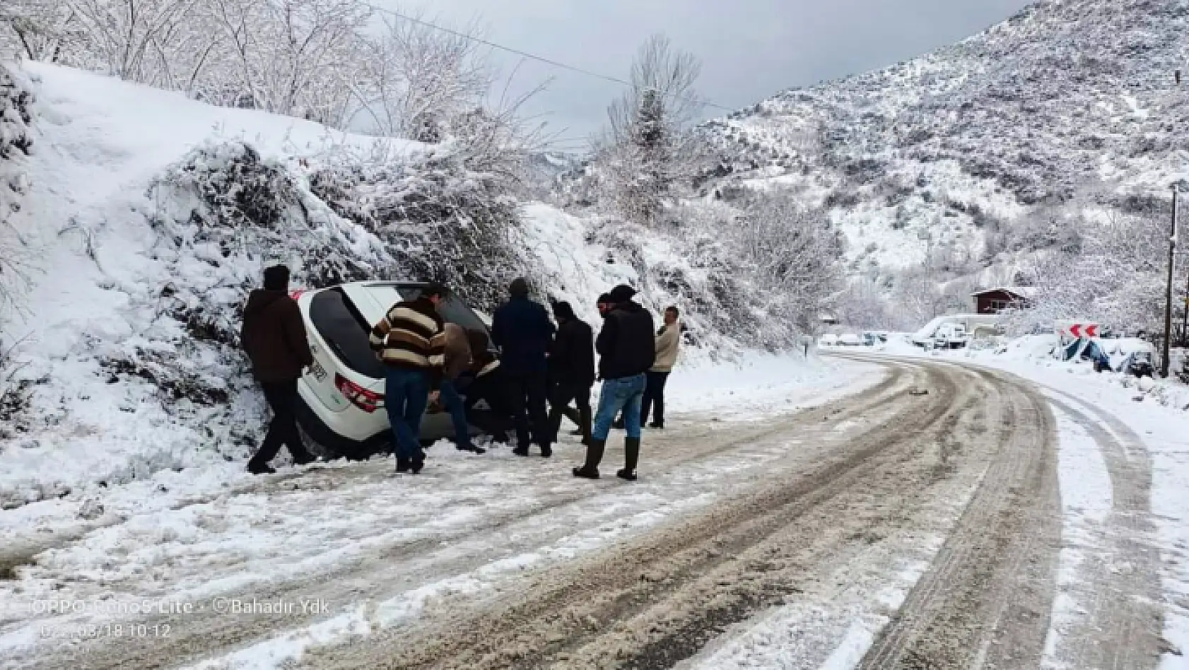 Karlı zeminde yoldan çıktı