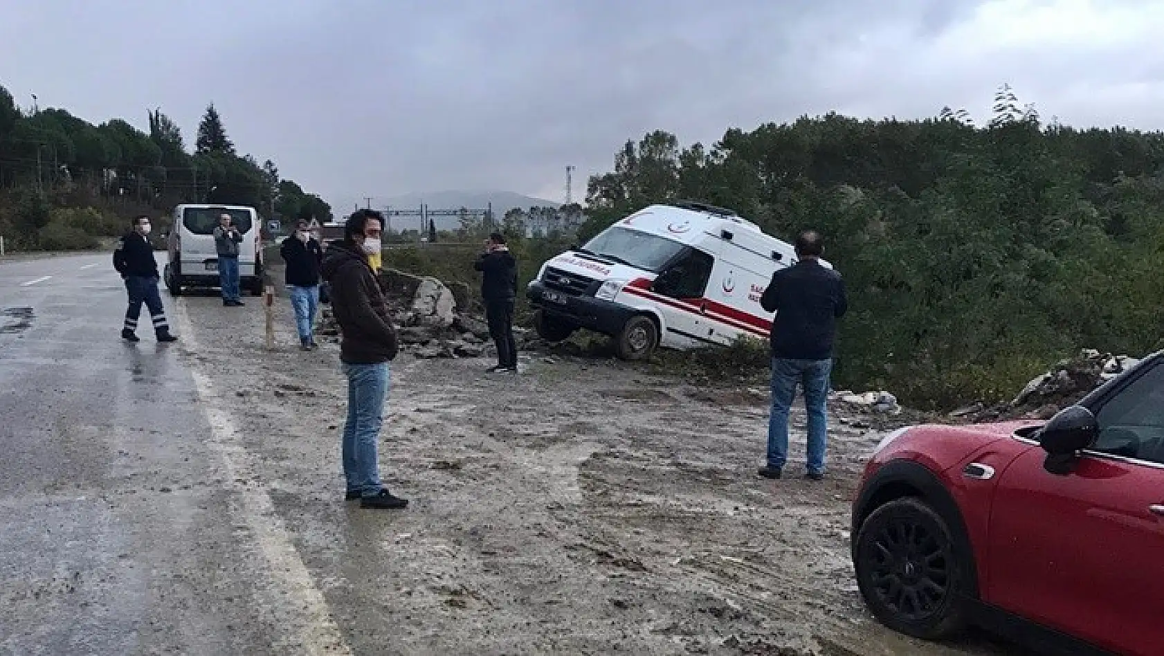 Kayan ambulans yoldan çıktı