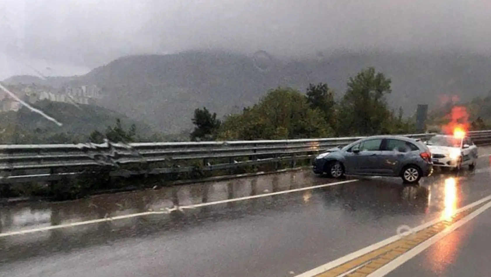 Kayan otomobil bariyerlere çarptı
