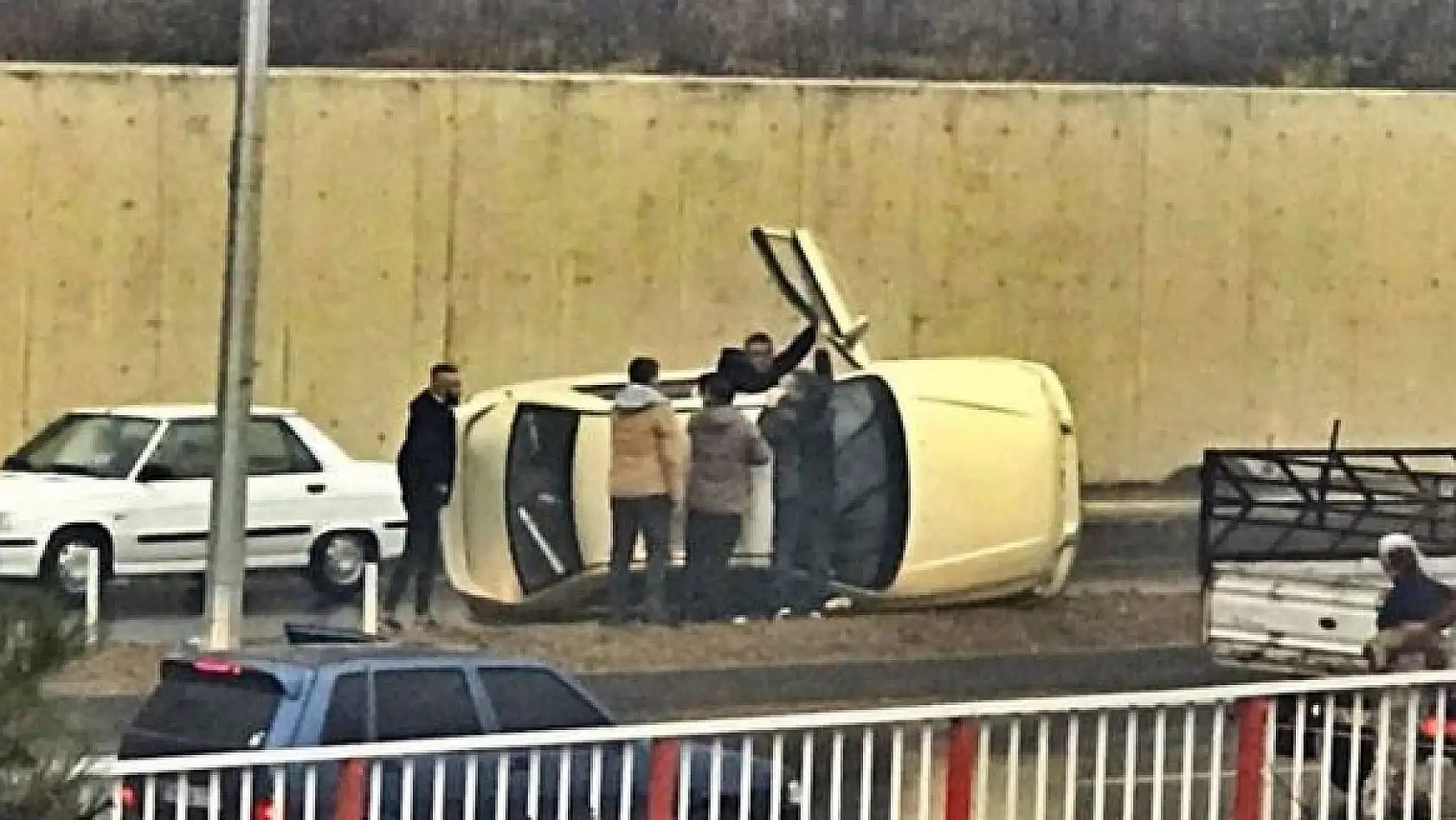 Kayan otomobil devrildi