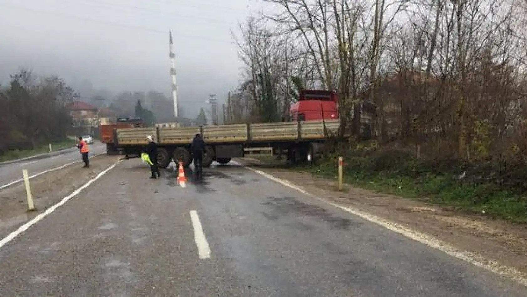 Kayan Tır yoldan çıktı