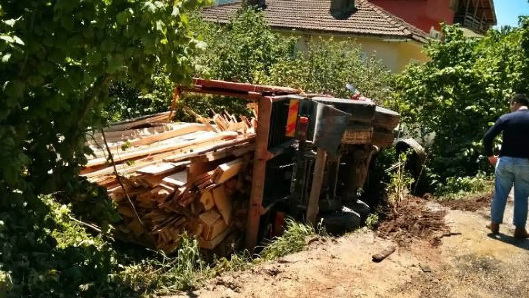 Kereste yüklü kamyon şarampole devrildi