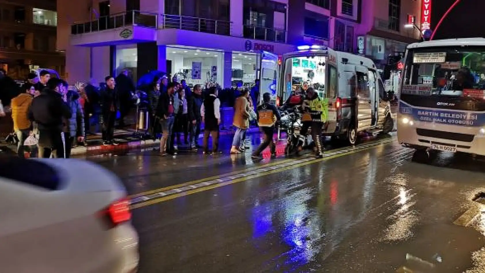 Kız öğrenciye çarpan sürücü olay yerini terk etti