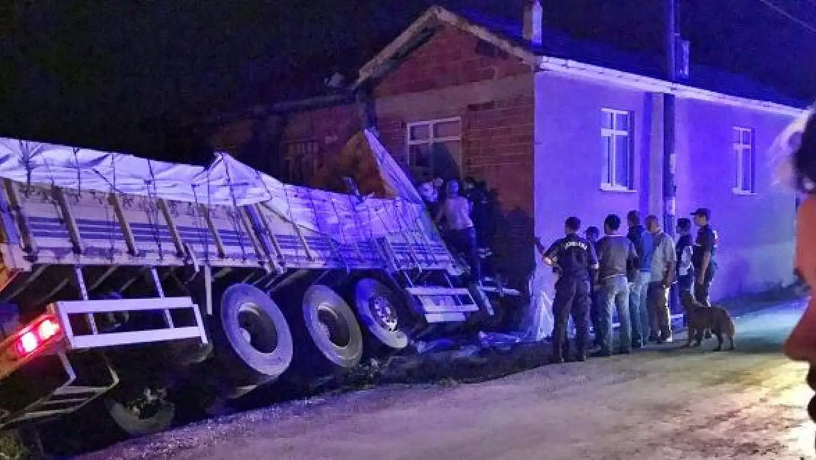 Kontrolden çıkan kamyon eve çarptı