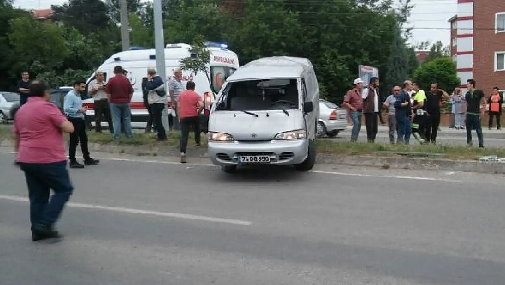 Kontrolden çıkan minibüs takla attı