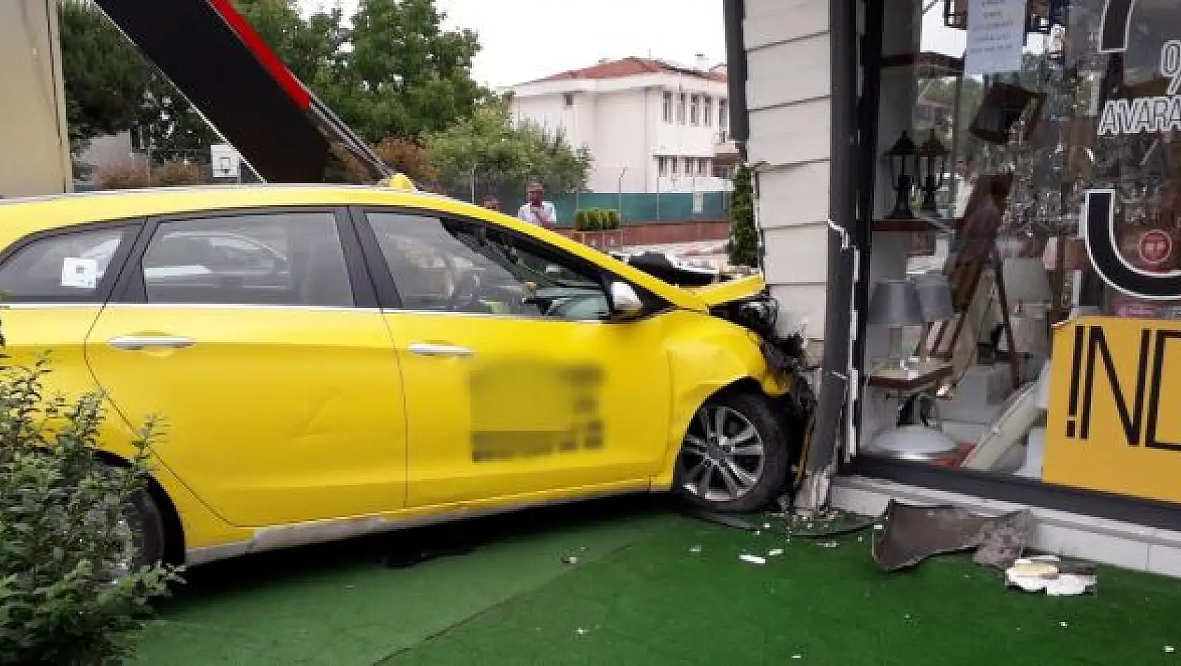 Kontrolden çıkan otomobil iş yerine çarptı