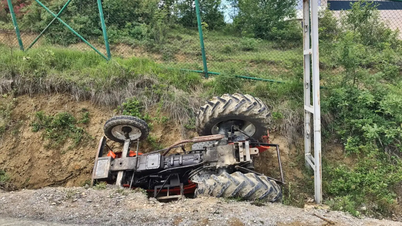 Kontrolden çıkan Traktör devrildi