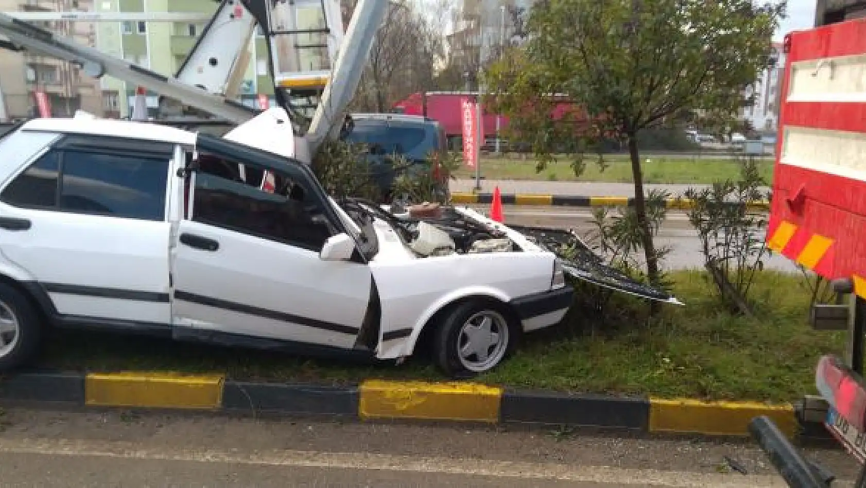 Kontrolden çıkıp elektrik direğine çarptı