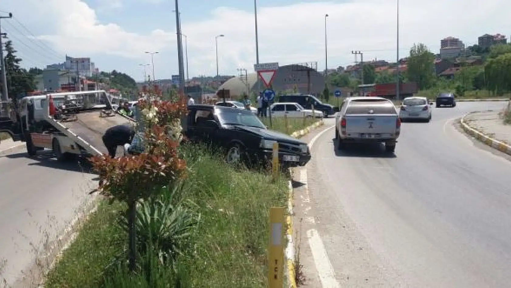 Kontrolü kaybetti, orta refüje çarptı