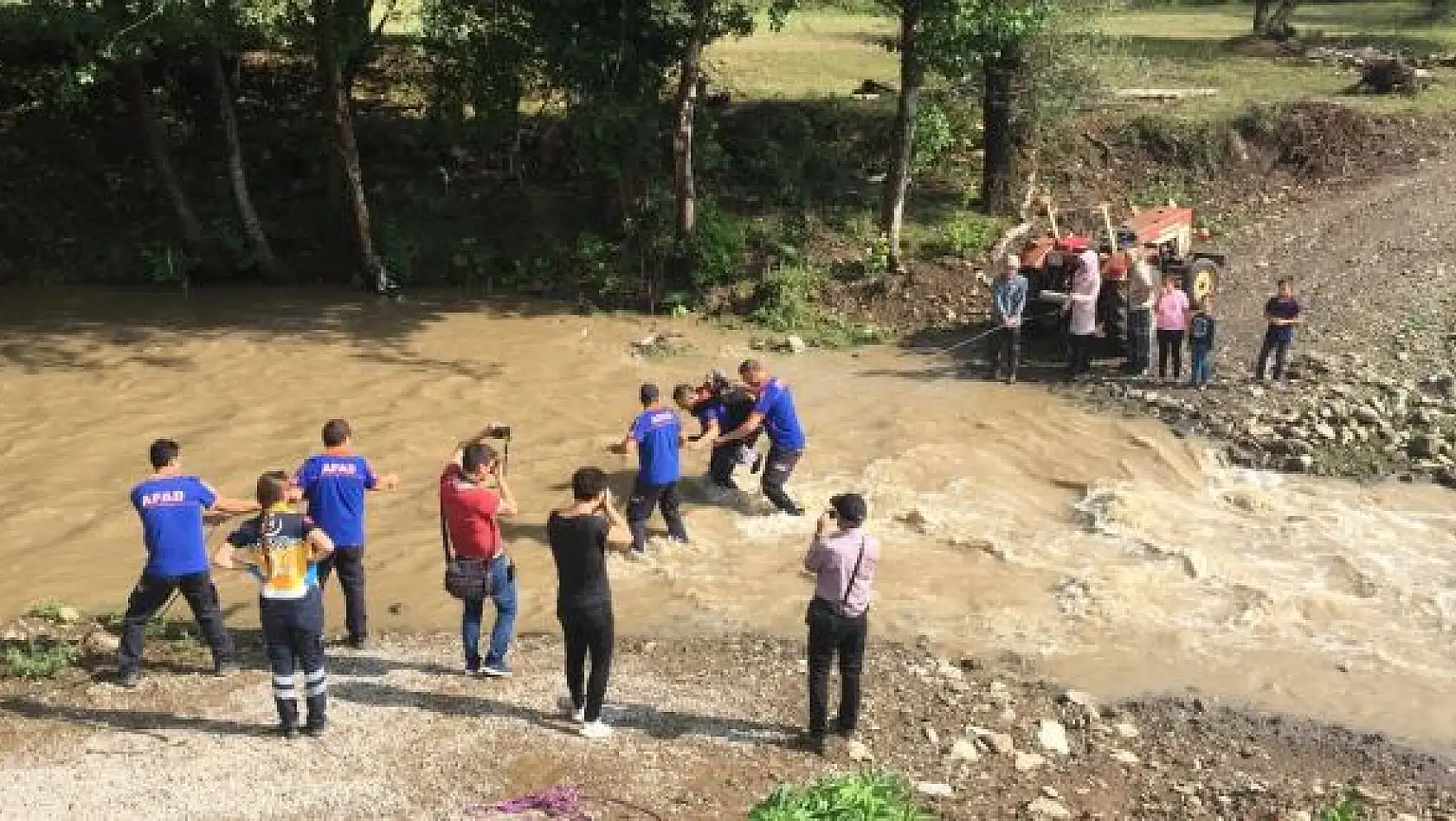 Köprü yıkıldı, vatandaşların ulaşımı yok