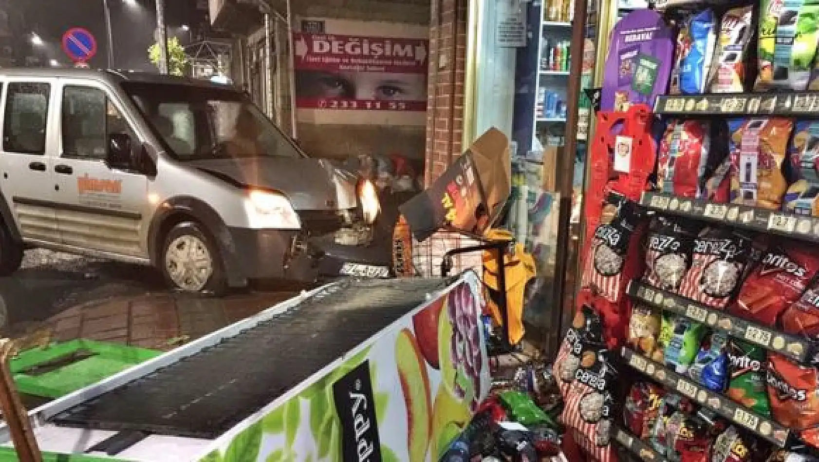 Kozcağız'da araç markete çarptı