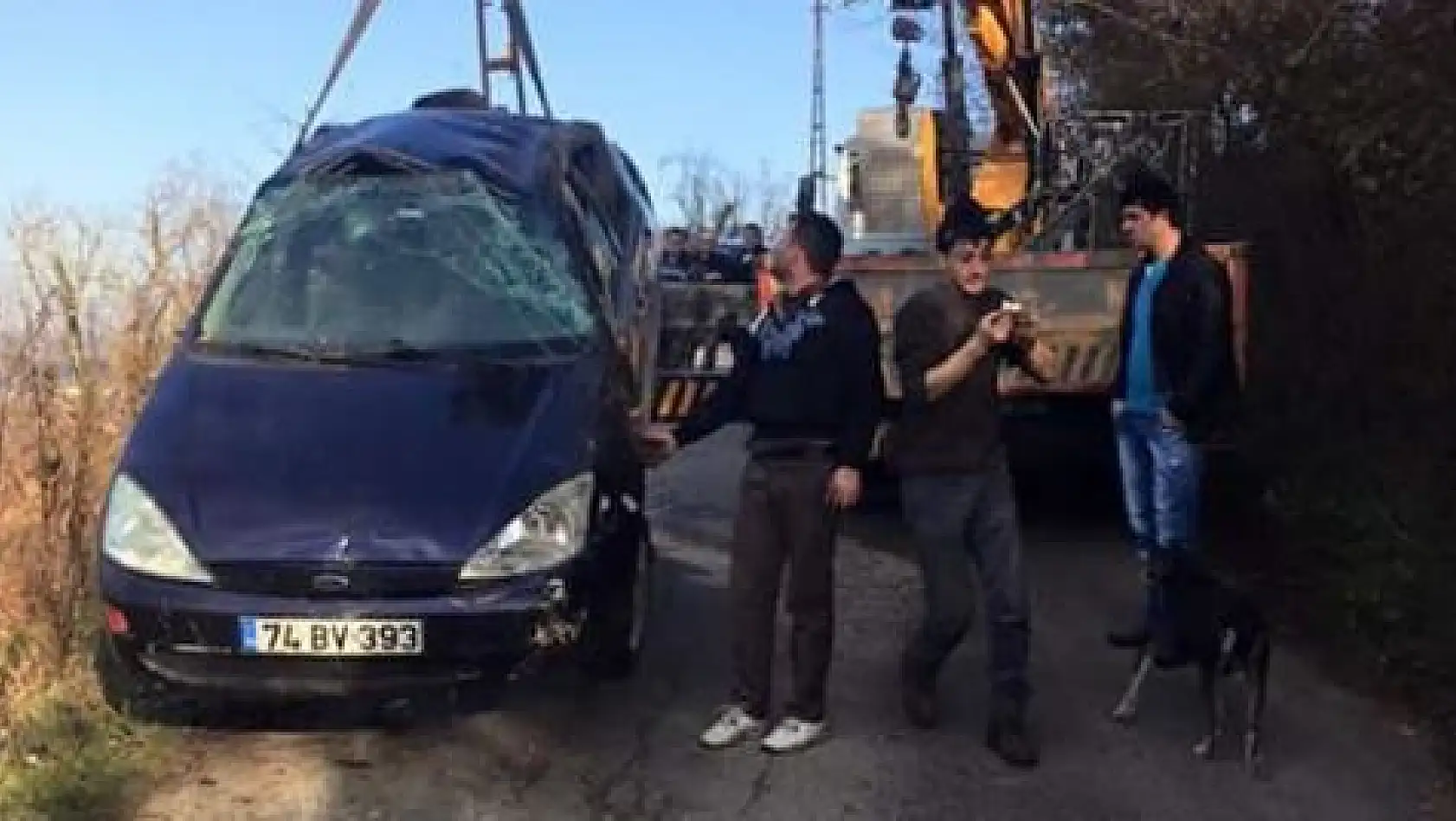 Kozcağız'da Otomobil dereye uçtu