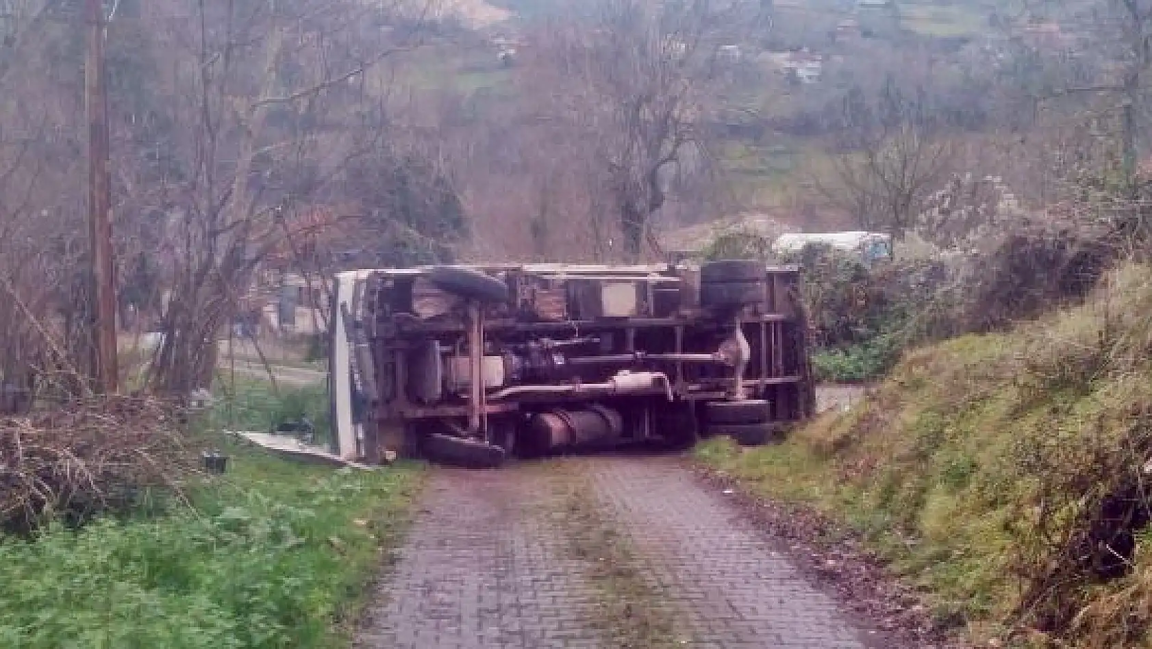 Kum yüklü kamyonet devrildi
