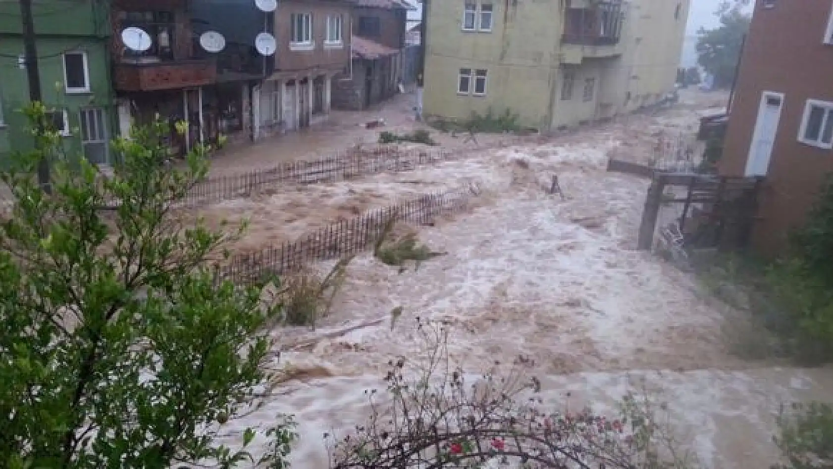 Kurucaşile'de dereler taştı
