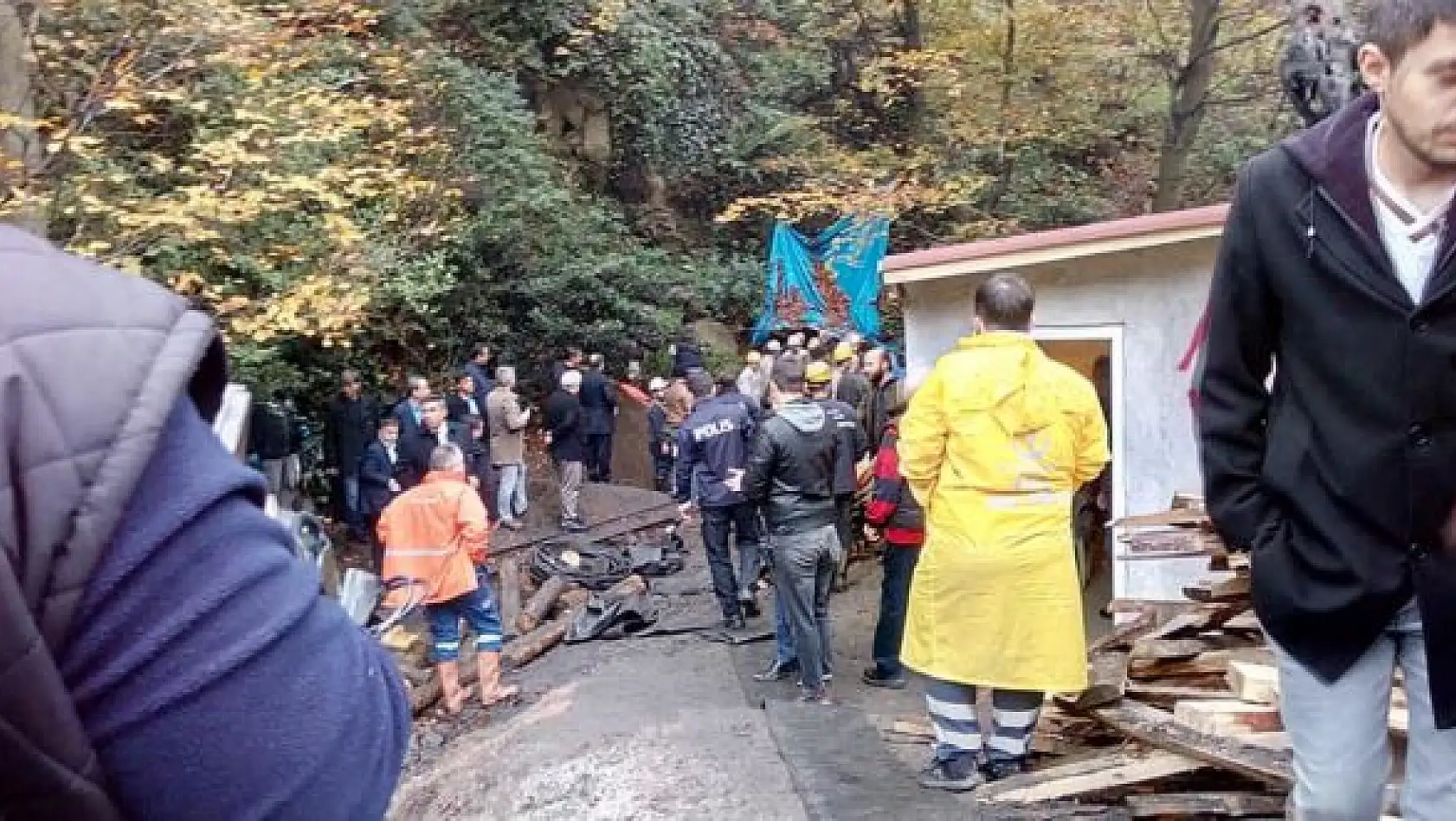 Maden ocağında patlama, 3 işçi mahsur