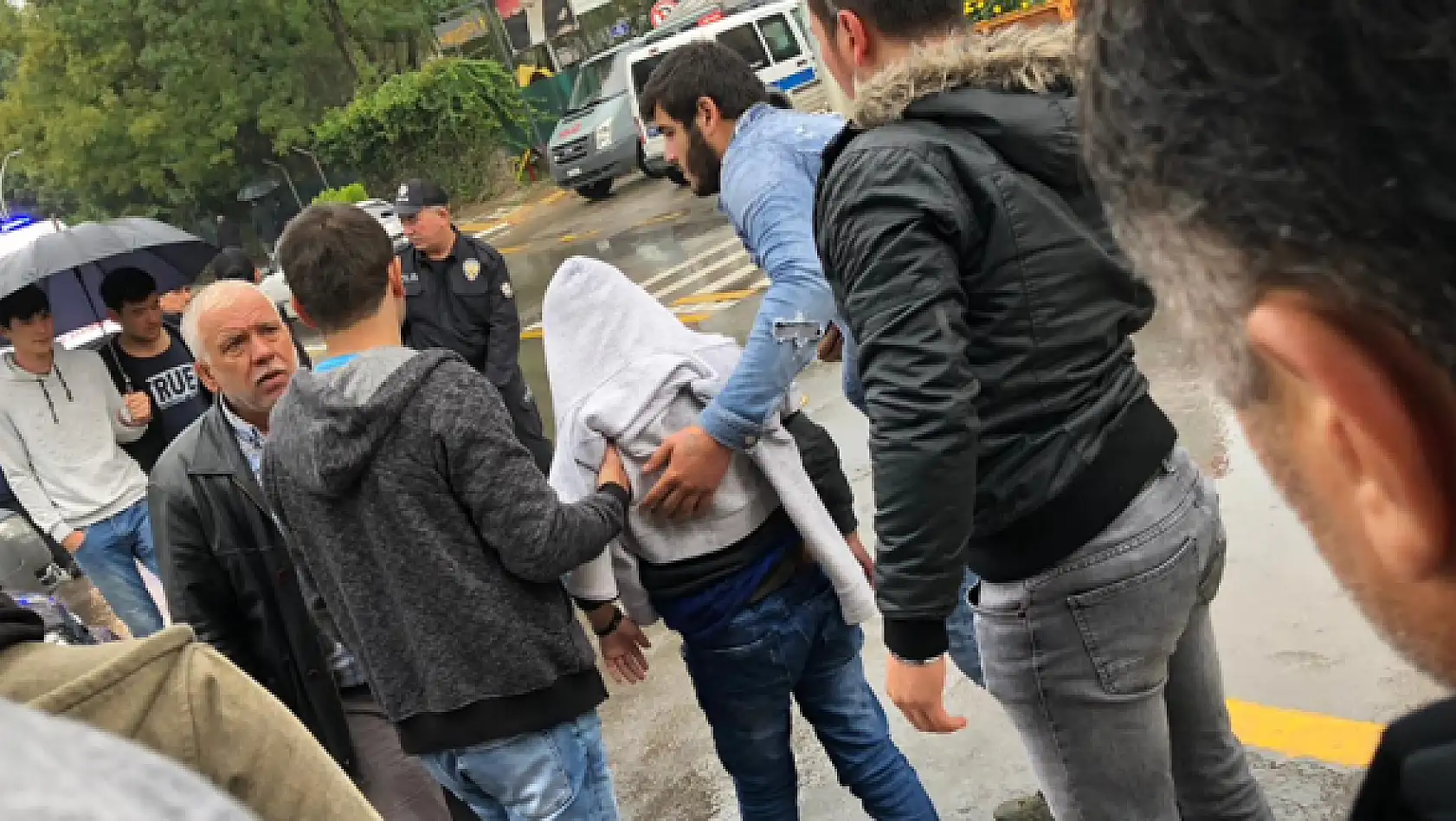 Meslek lisesi önünde kaza