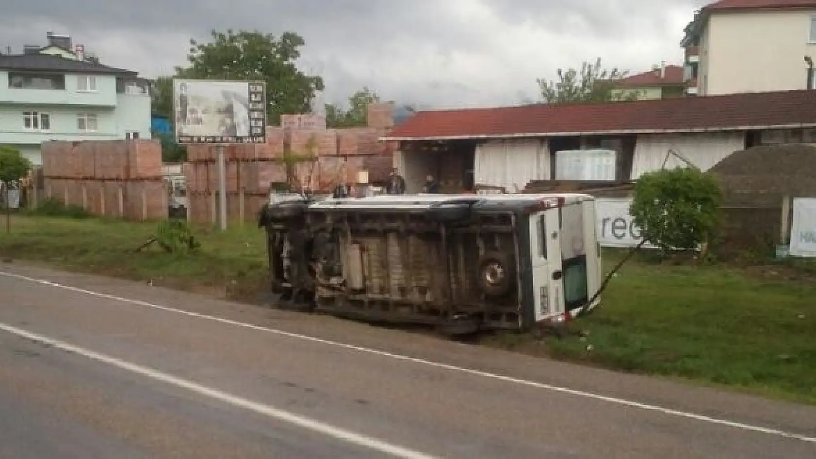 Minibüs devrildi