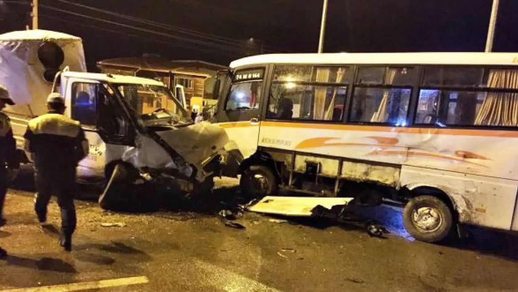 Minibüs ile Kamyonet Çarpıştı: 4 Yaralı