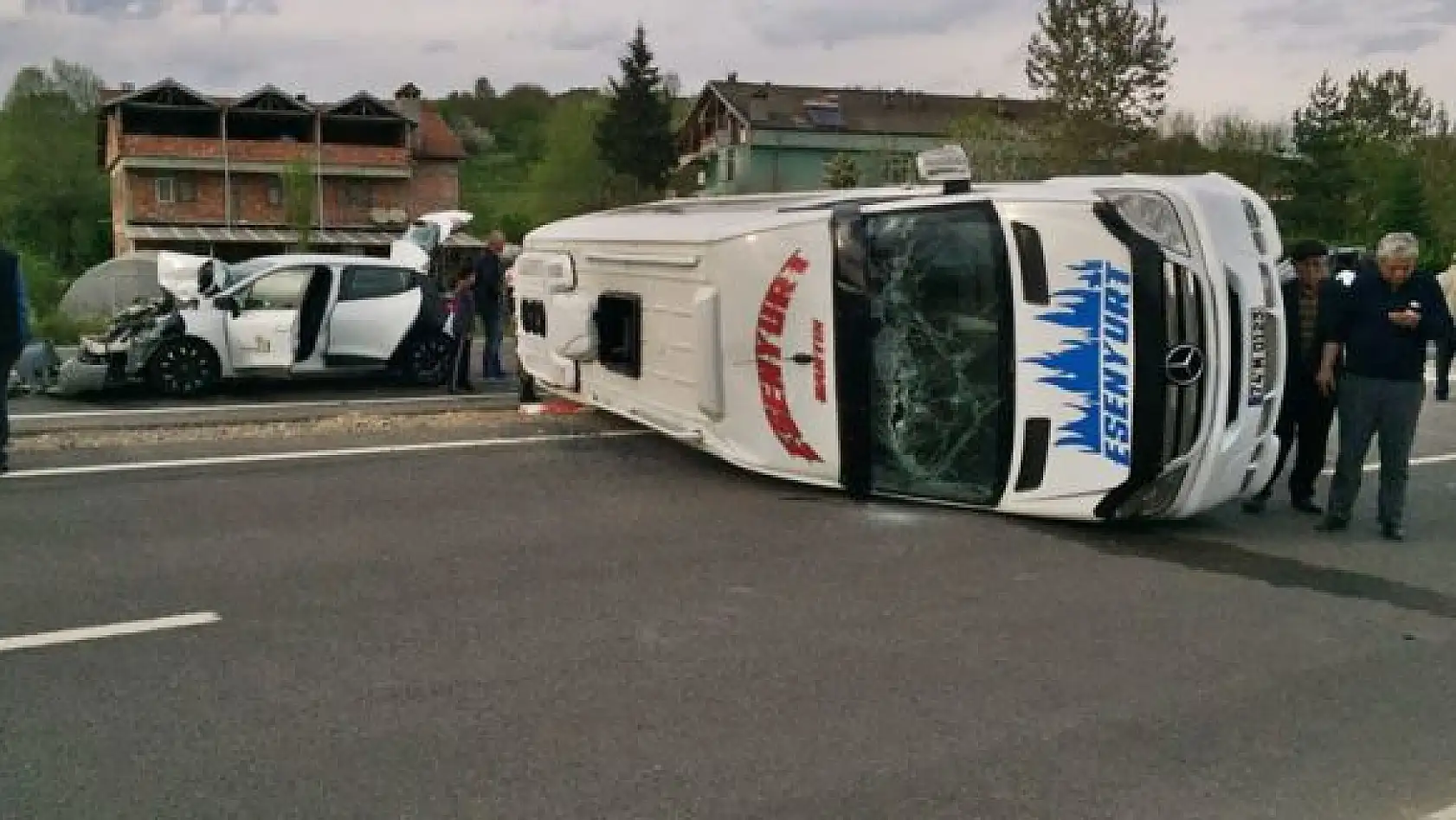 Minibüs ile otomobil çarpıştı, 7 yaralı