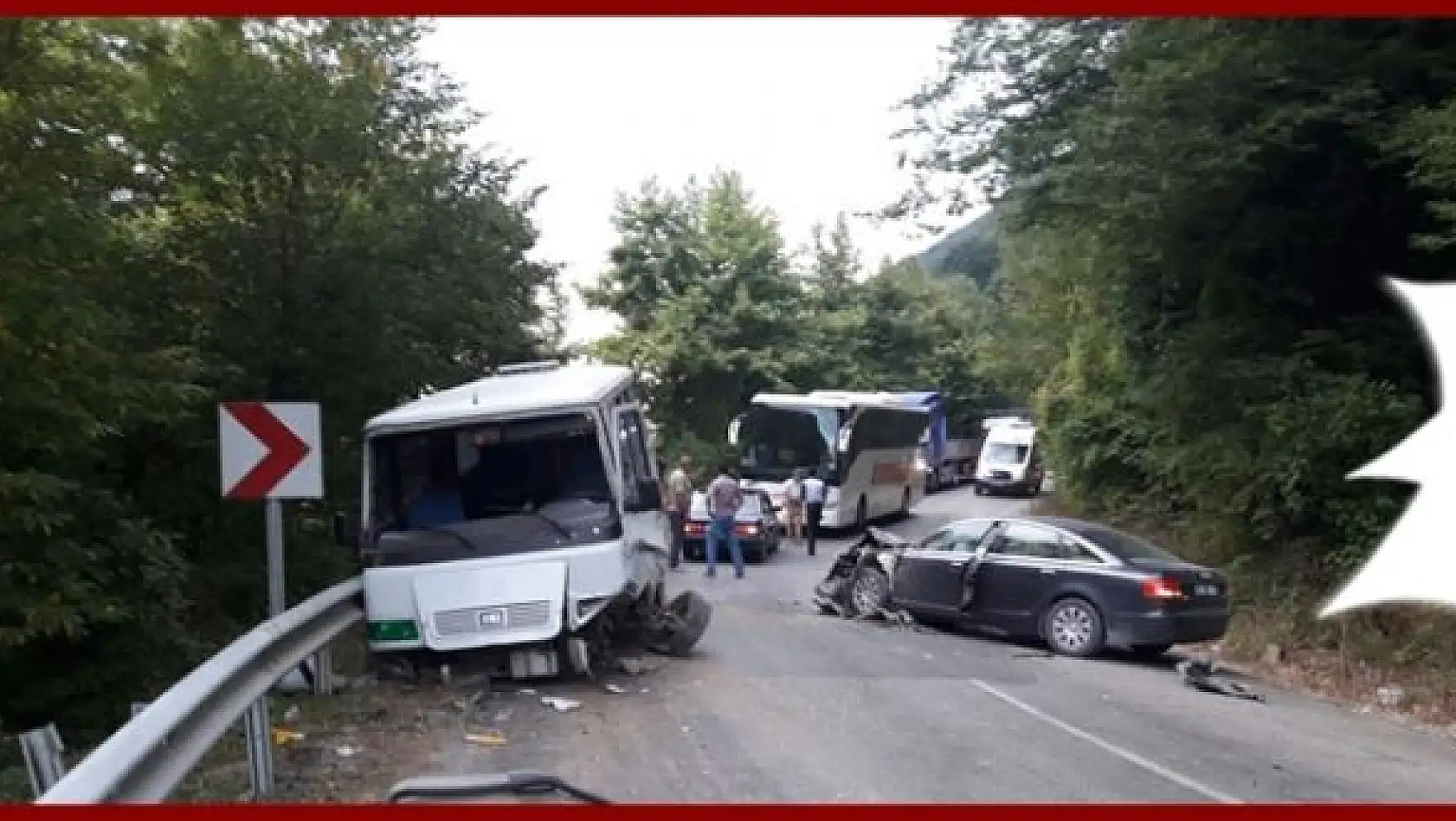 Minibüs ile otomobil çarpıştı