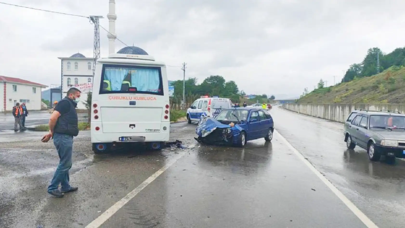 Minibüs ile otomobil çarpıştı