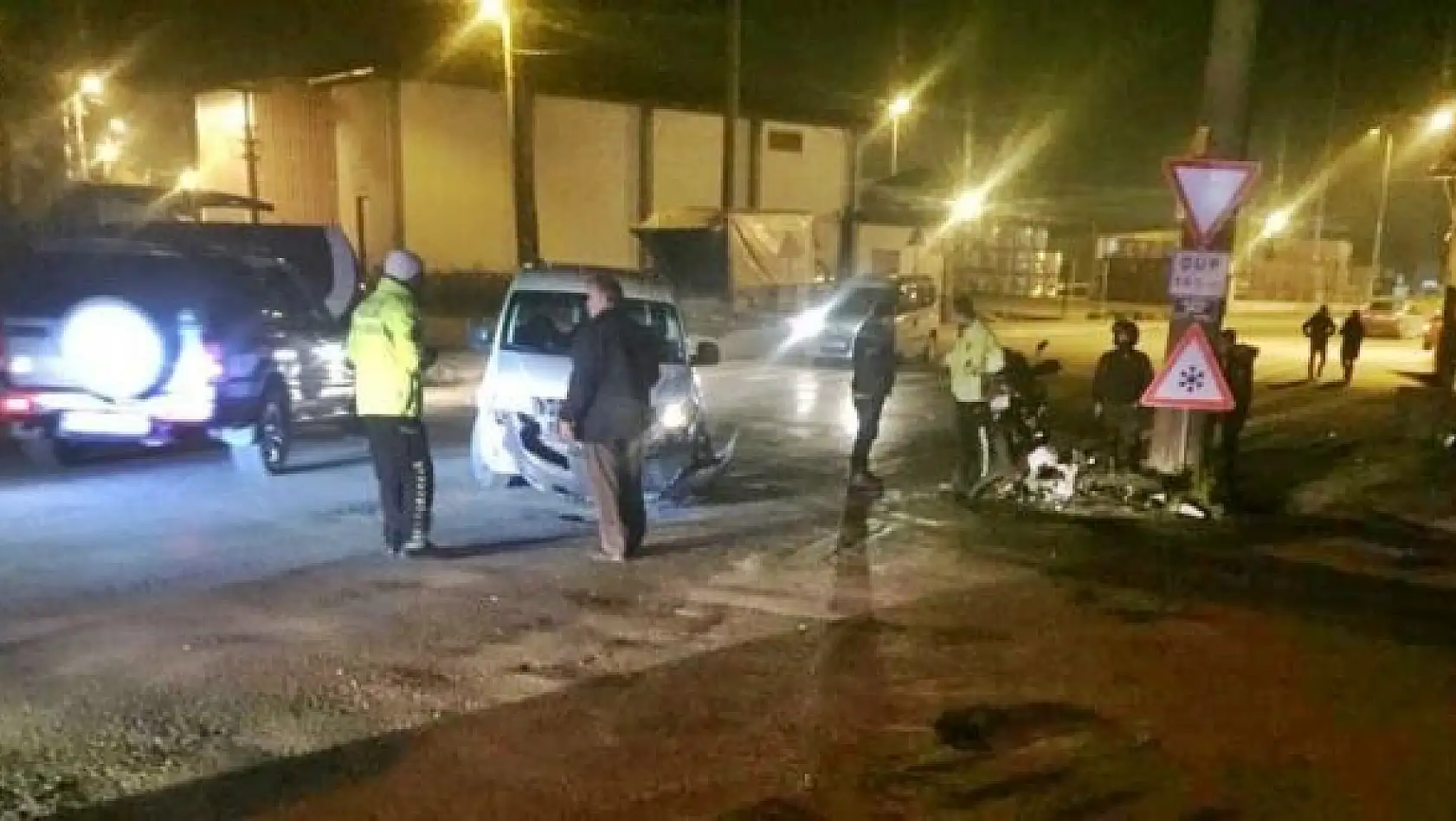 Motosiklet ile hafif ticari araç çarpıştı
