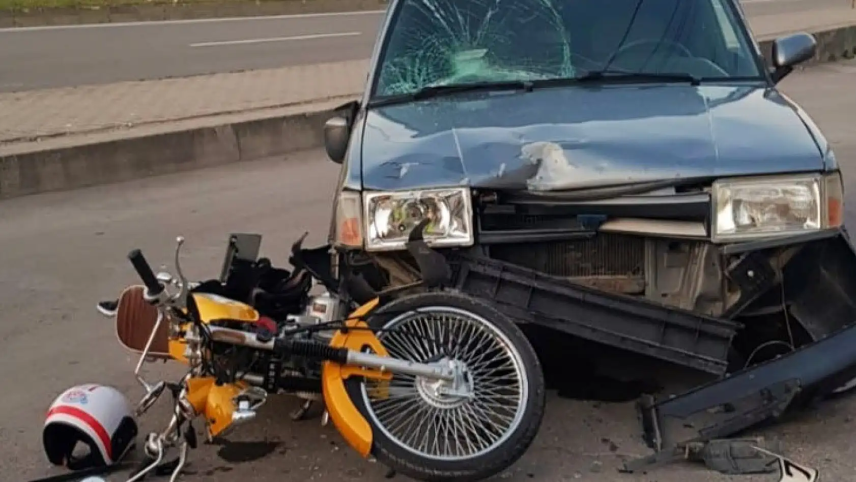 Motosiklet ile otomobil çarpıştı