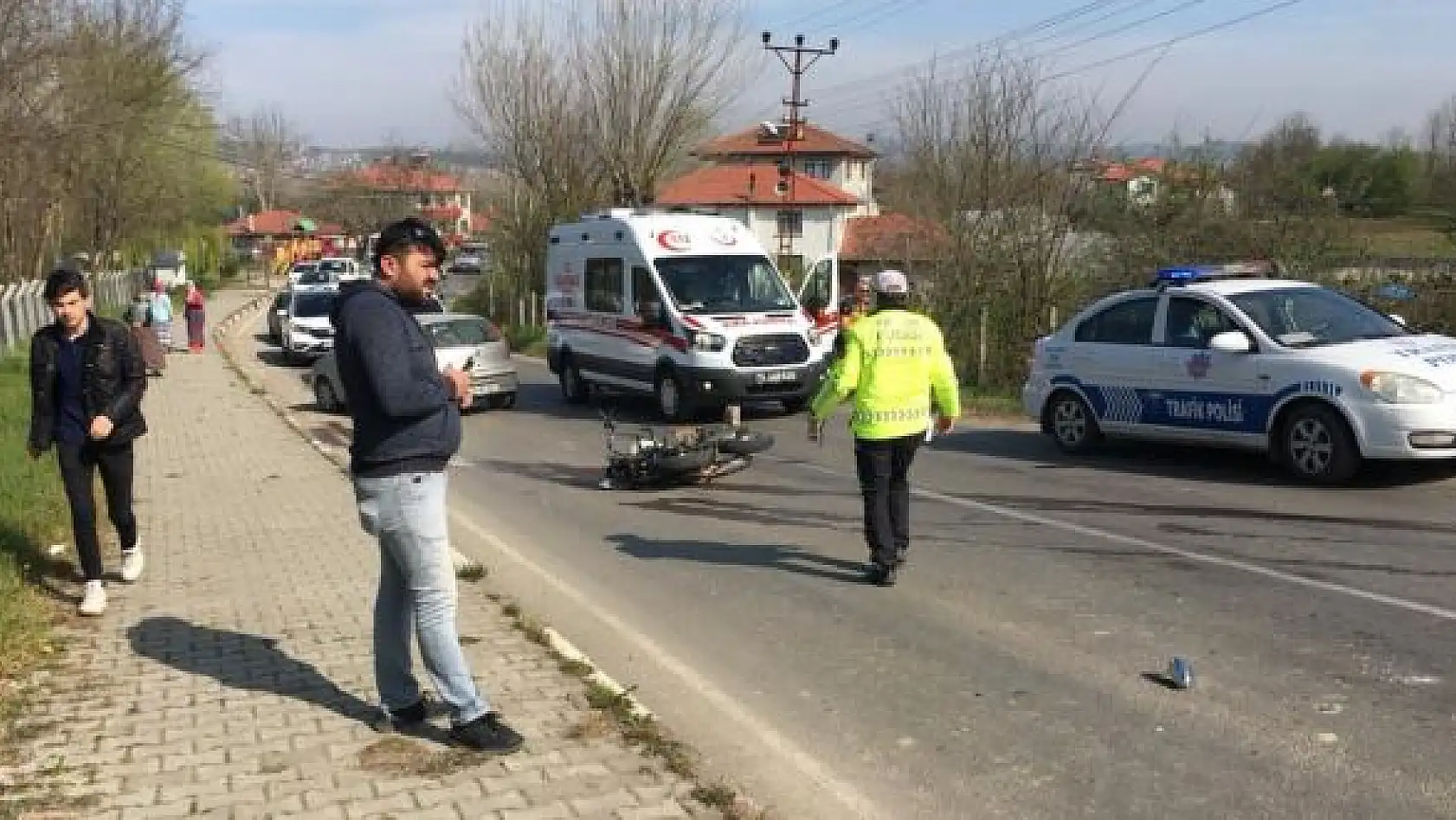 Motosikletle otomobil çarpıştı