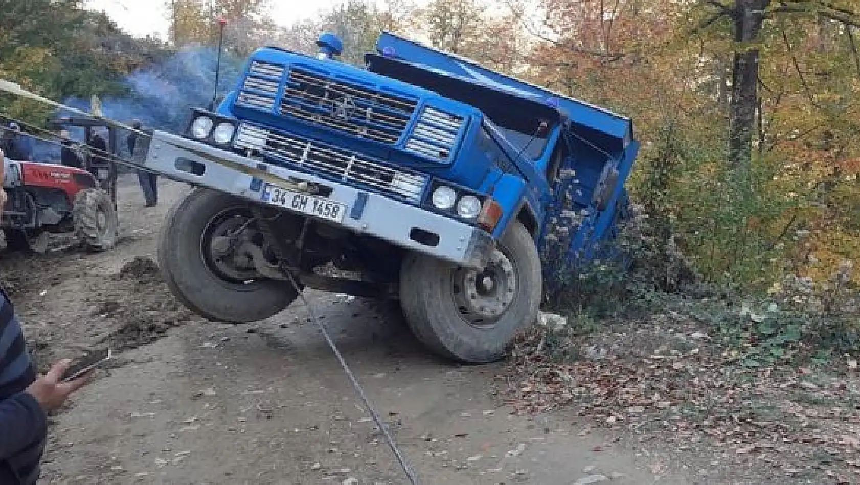 Orman yolunda kaza