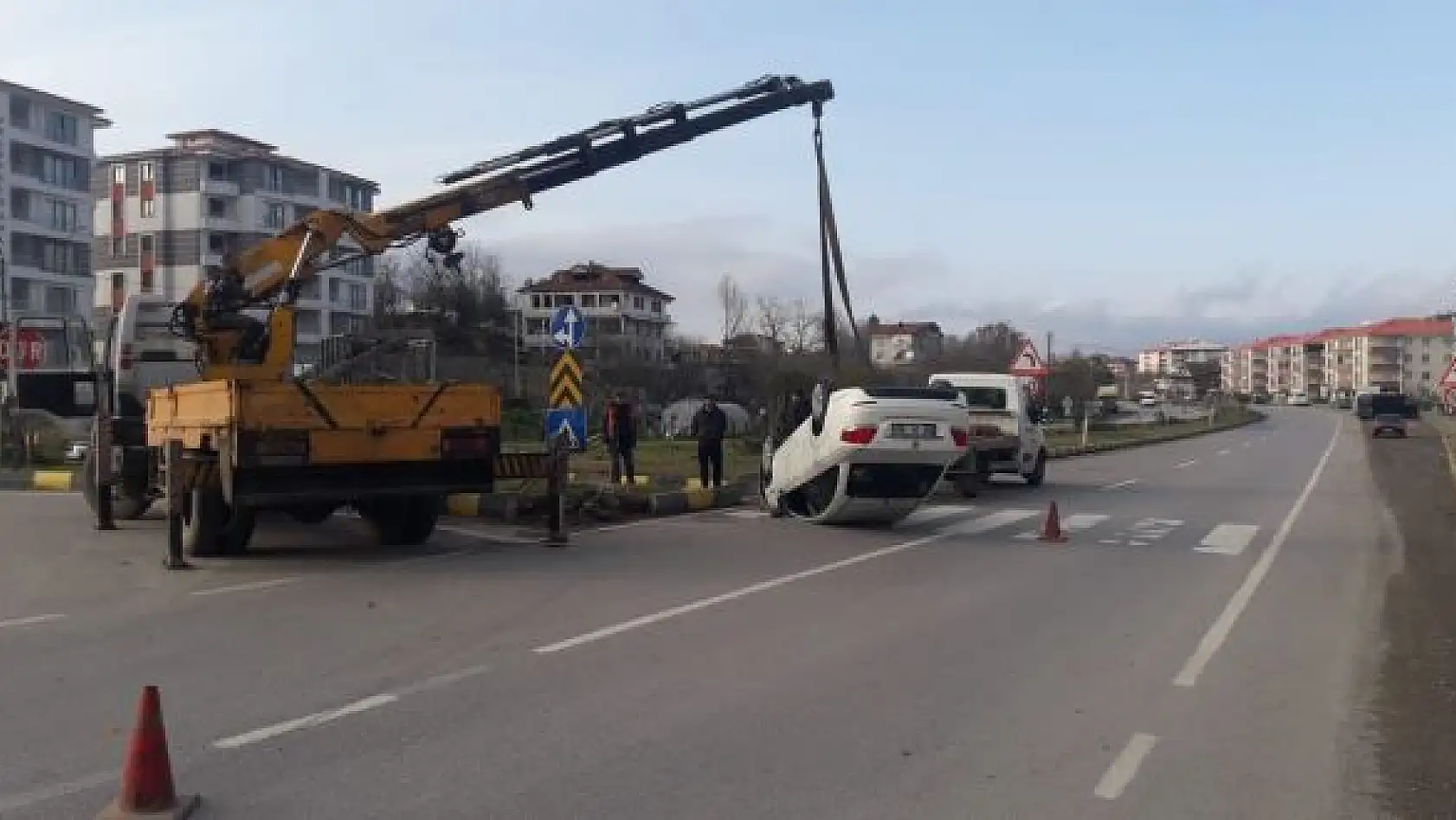 Orta refüje çarparak ters döndü