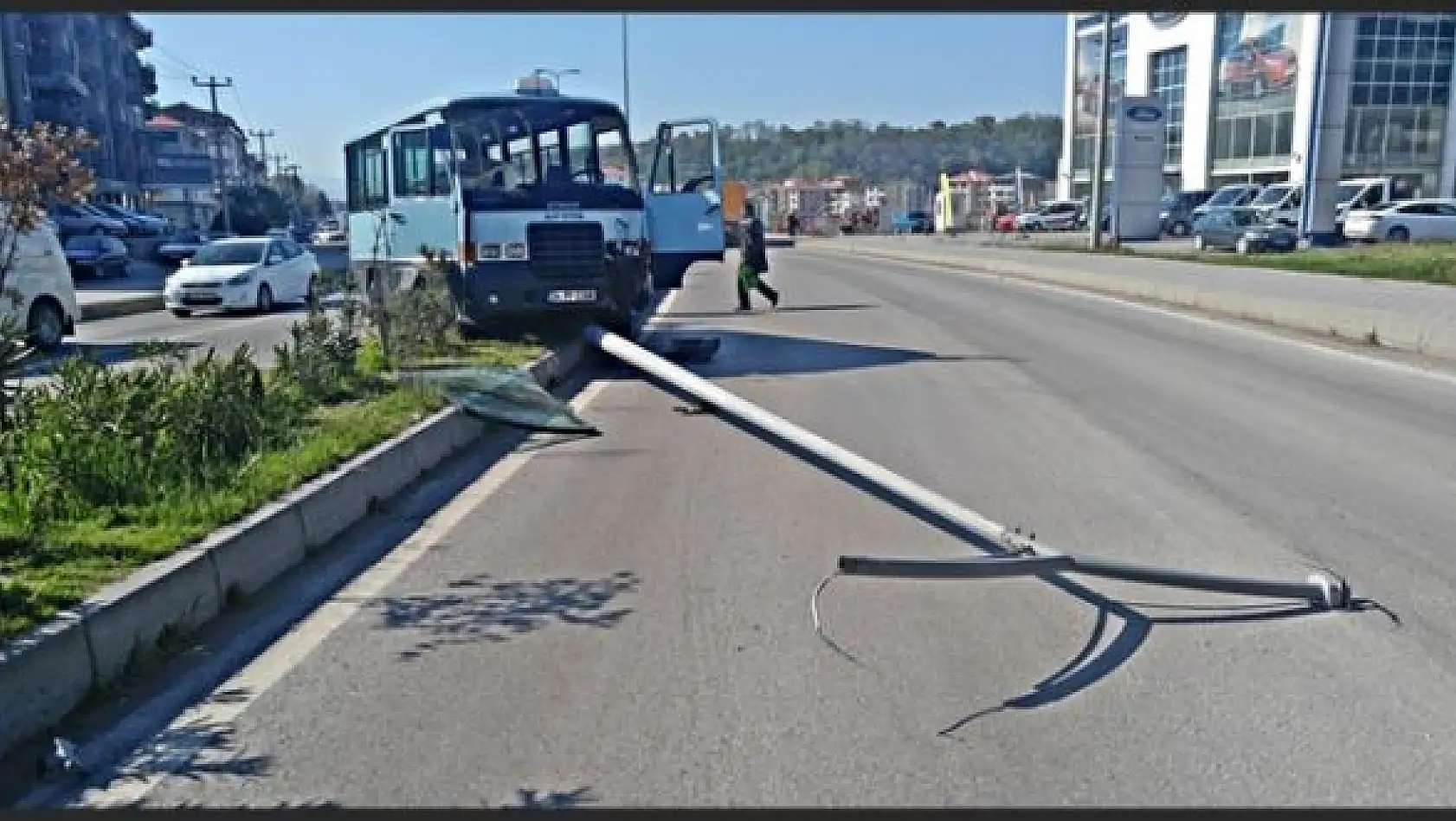 Orta refüje çıkıp elektrik direğine çarptı