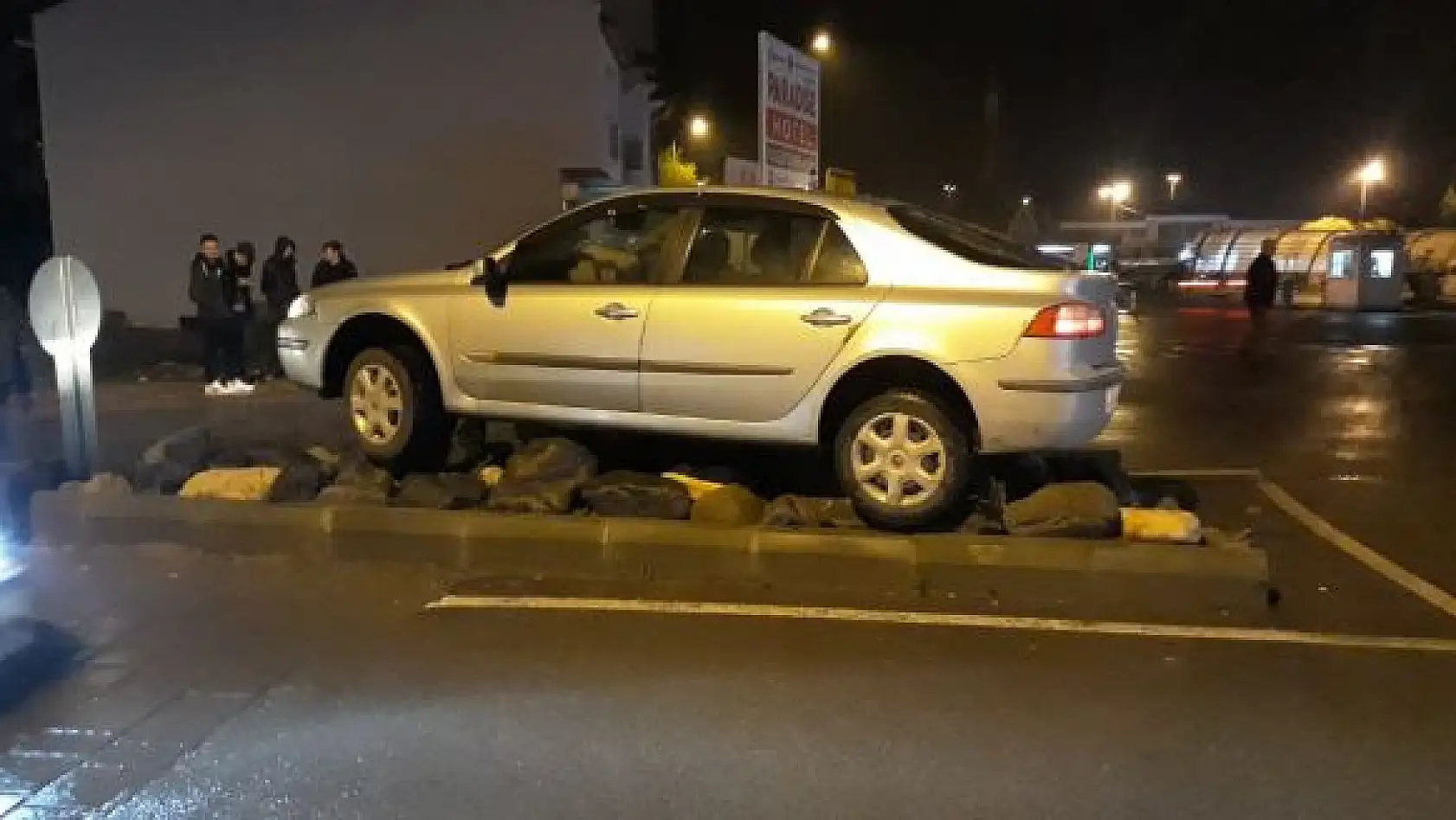 Orta refüje çıktı, taşların üzerinde kaldı