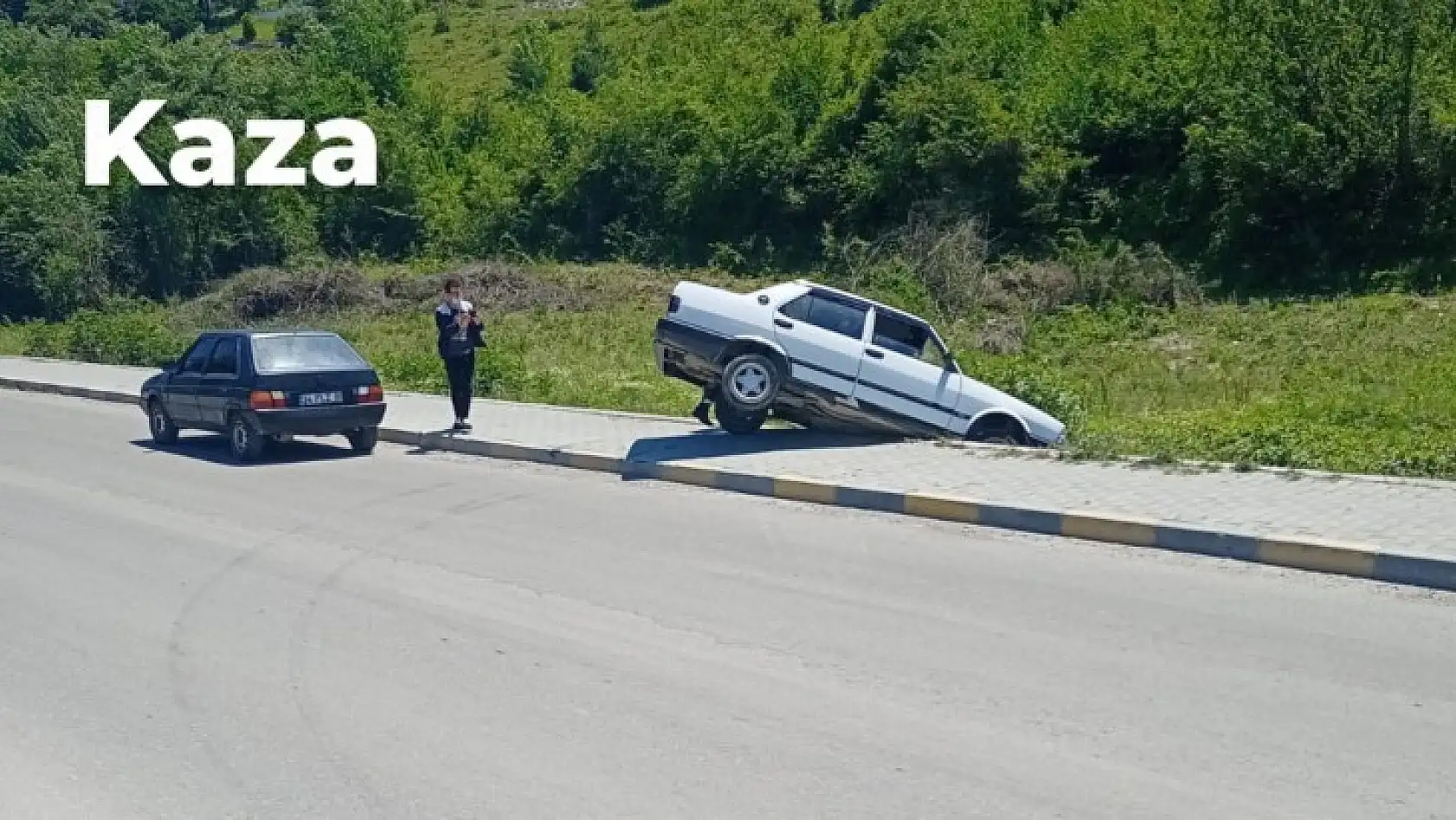 Otomobil banketten düştü