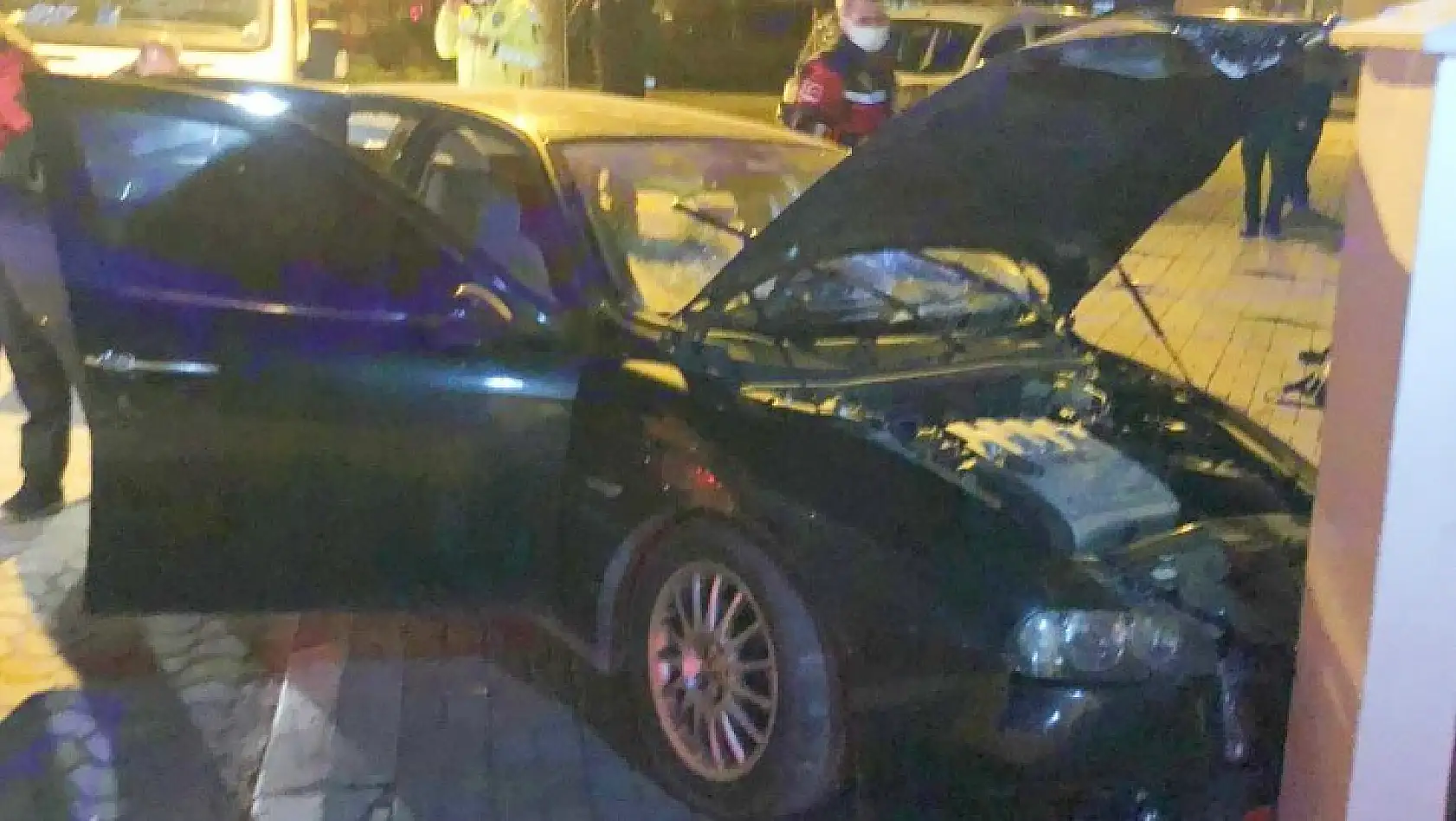 Otomobil beton direğe çarptı