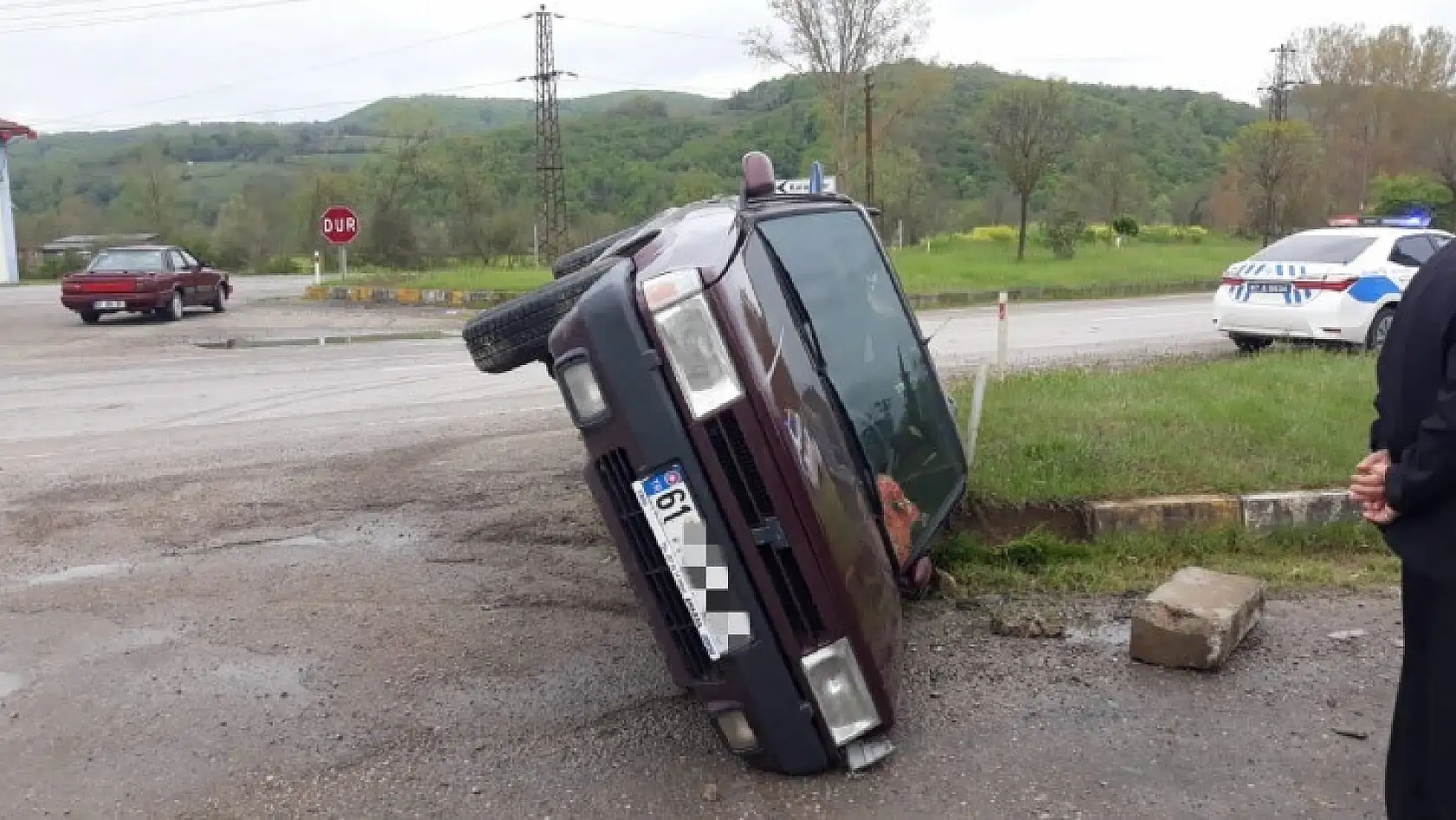 Otomobil devrildi, 3 yaralı