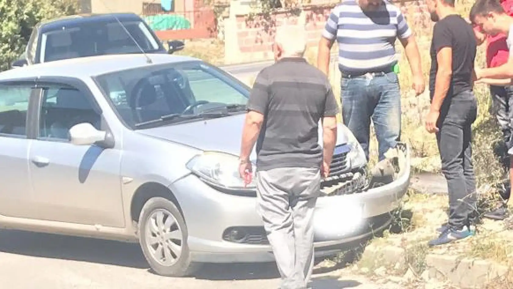 Otomobil ile Minibüs Çarpıştı