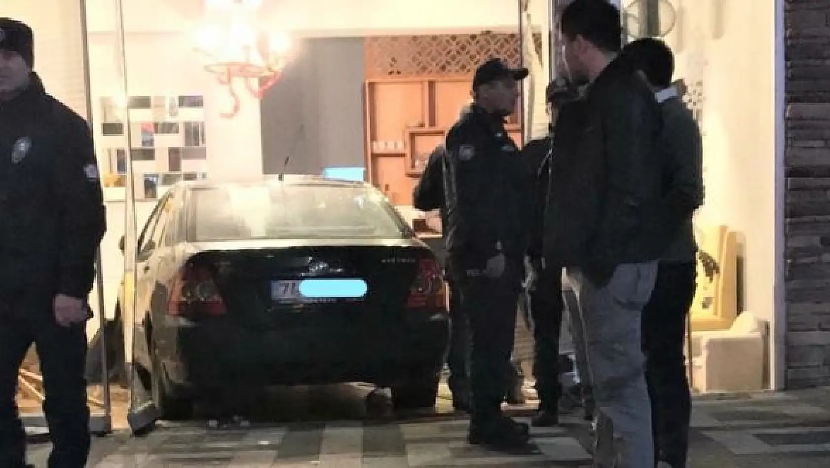 Otomobil kafeye girdi