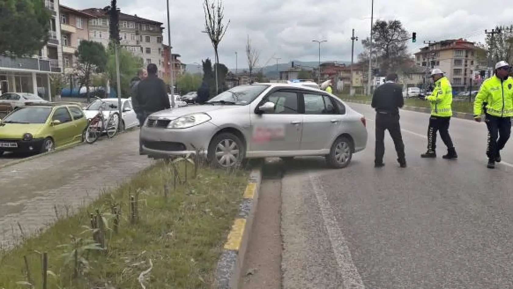 Otomobil kaldırıma çıktı