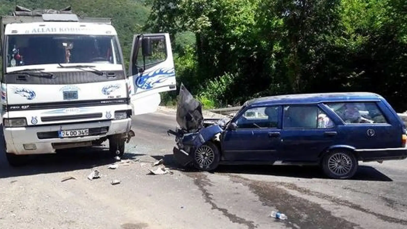 Otomobil kamyonla çarpıştı: 4 yaralı