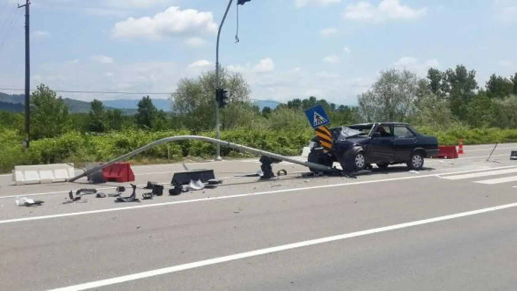 Otomobil sinyalizasyon Direğine Çarptı: 4 Yaralı