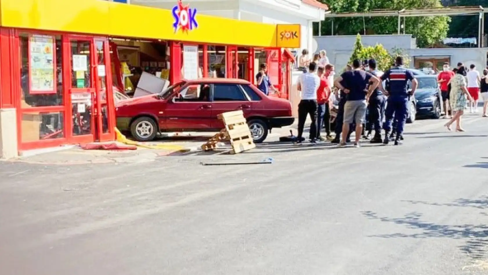 Otomobil şoka girdi