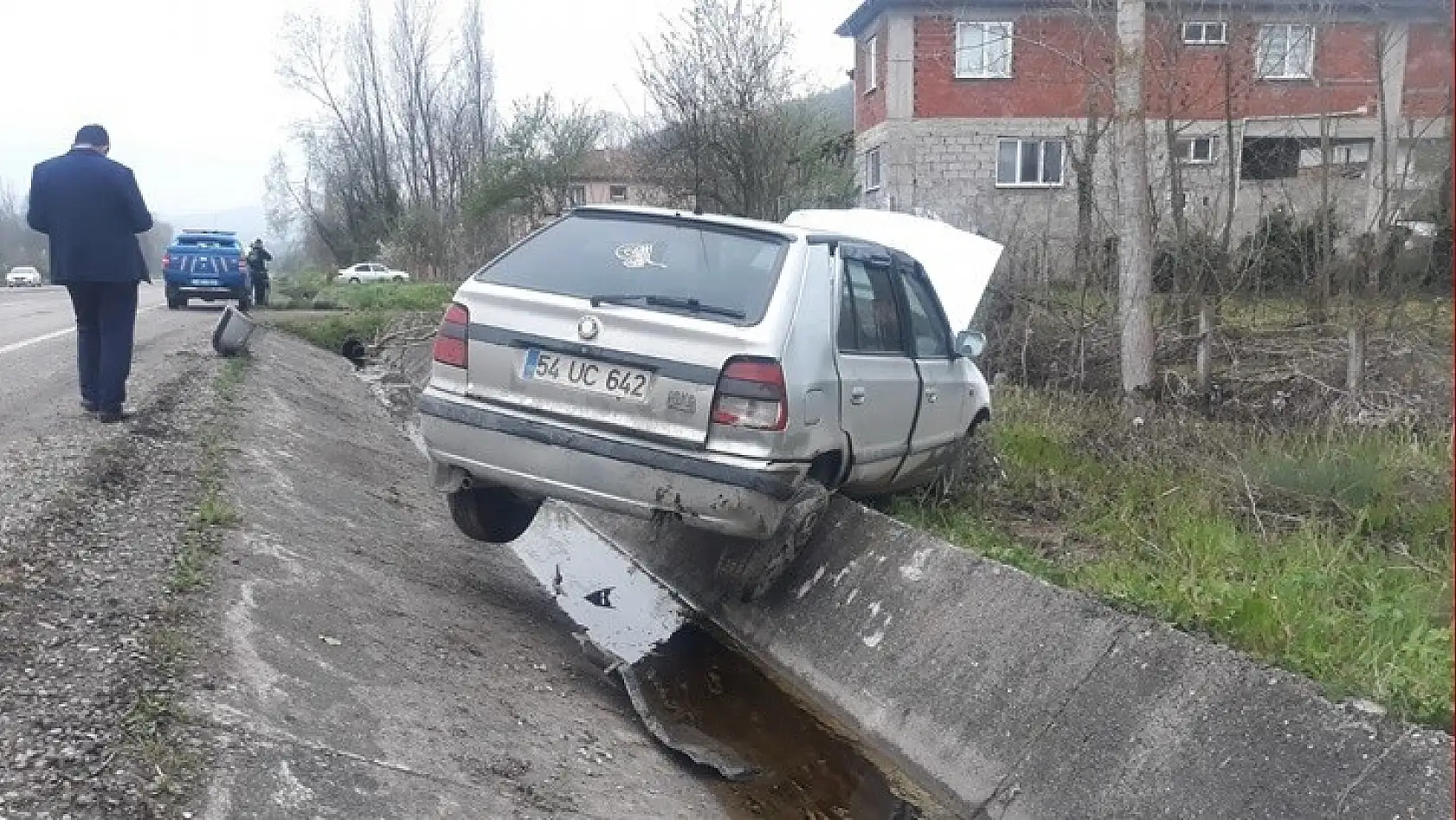 Otomobil su kanalına girdi