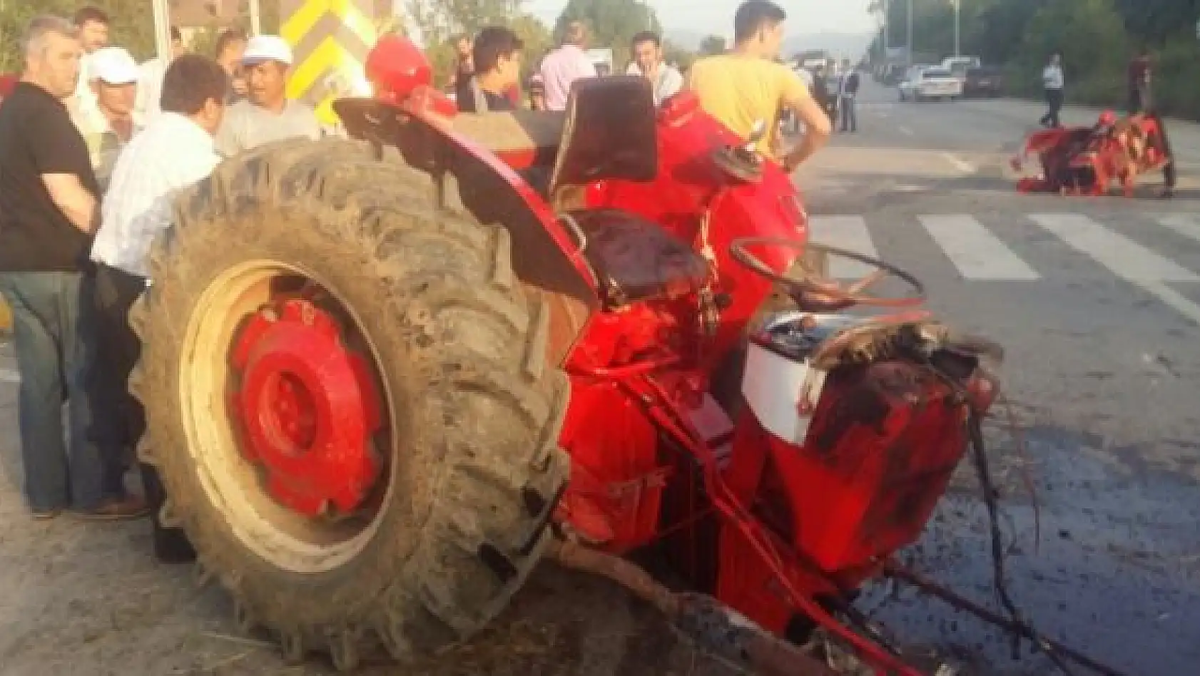 Otomobille Çarpışan Traktör İkiye Ayrıldı