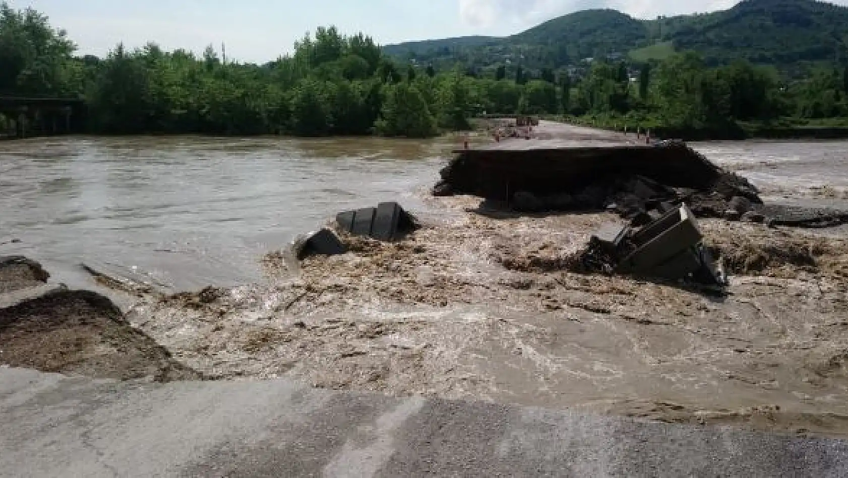 Özel idare şantiyesine giden yol çöktü