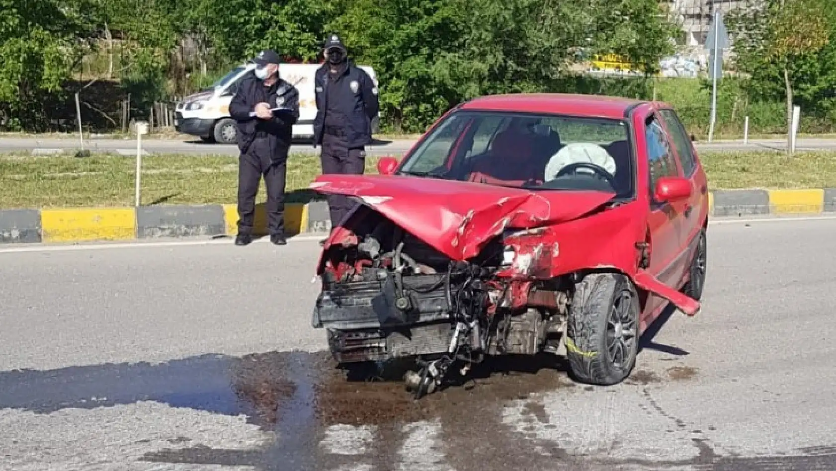 Park halinde bulunan tıra çarptı