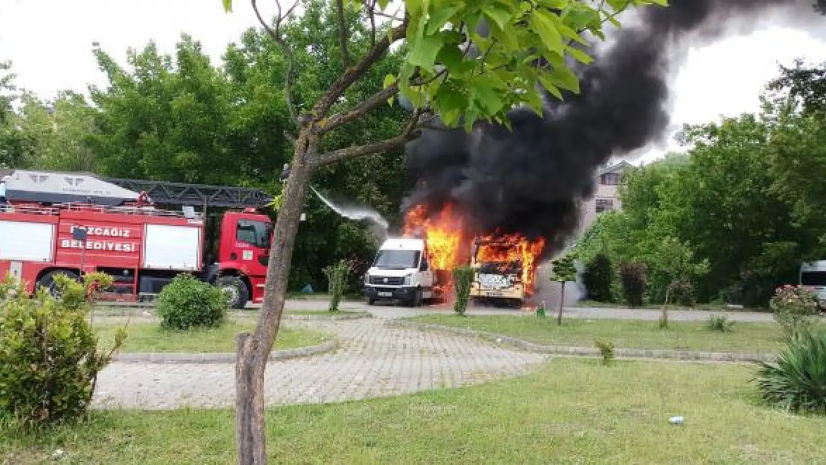 Park halindeki 2 minibüs yandı